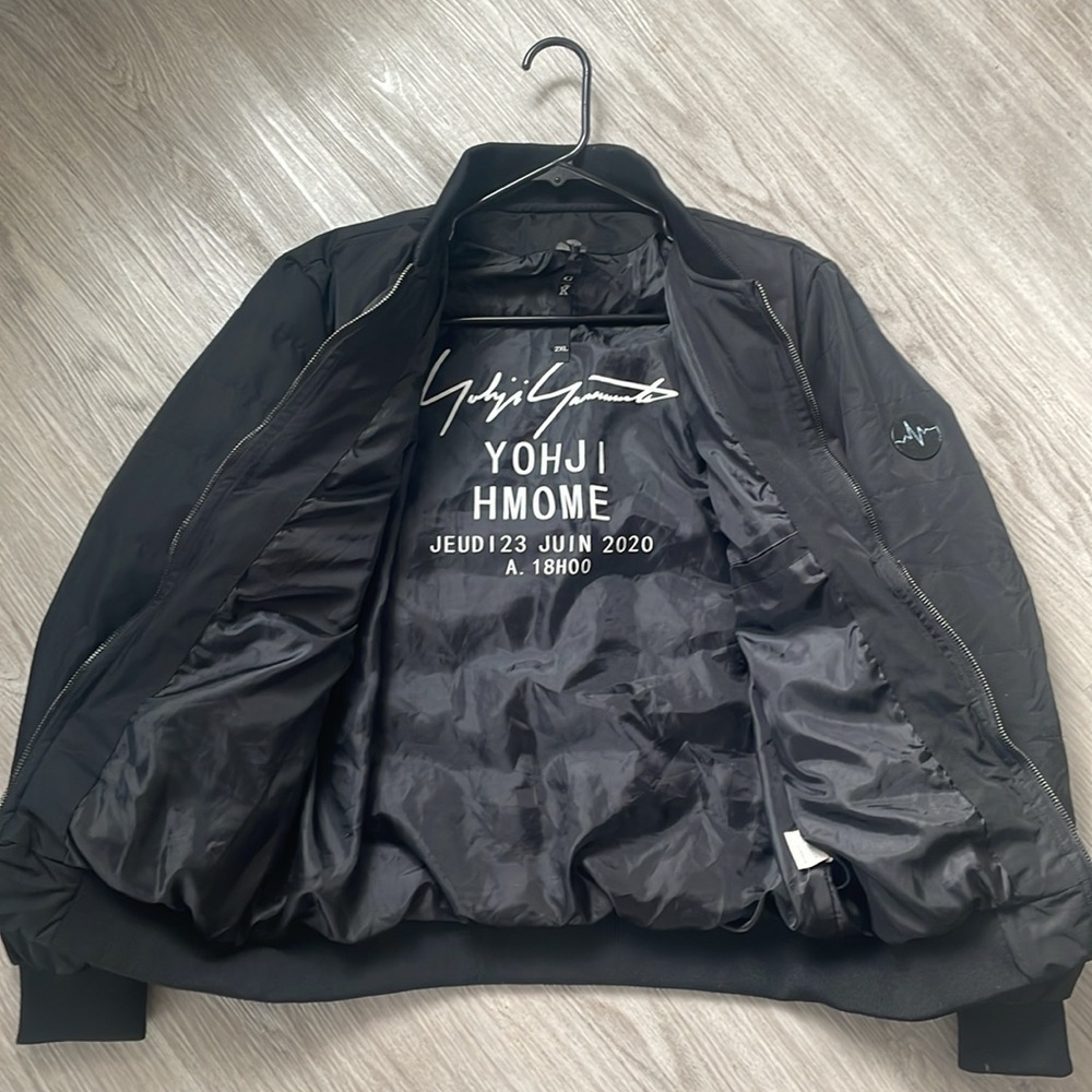 BLACK BOMBER JACKET CREW NECK BLACK ZIPPER 2 SIDE POCKETS FITS SIZE M/L
